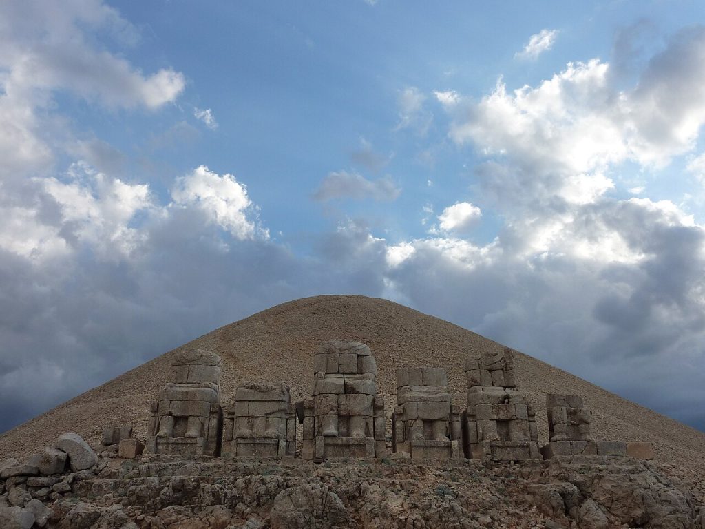 Nemrut Dağı anıtları ve taş heykeller