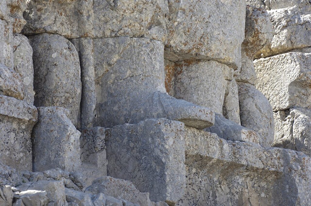 Nemrut Dağı anıtları ve taş heykeller