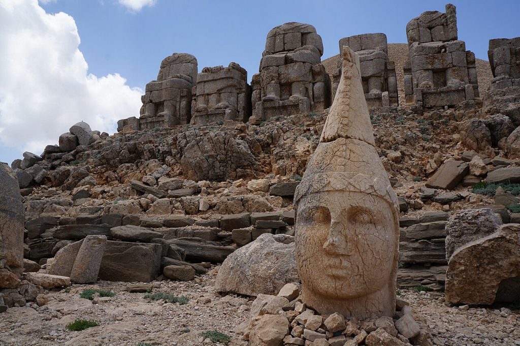 Nemrut Dağı anıtları ve taş heykeller