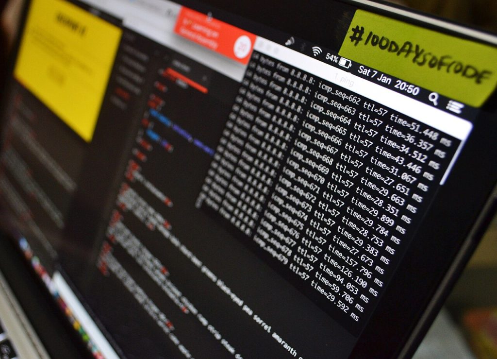 Bilgisayar ekranında terminal ve programlama çalışması