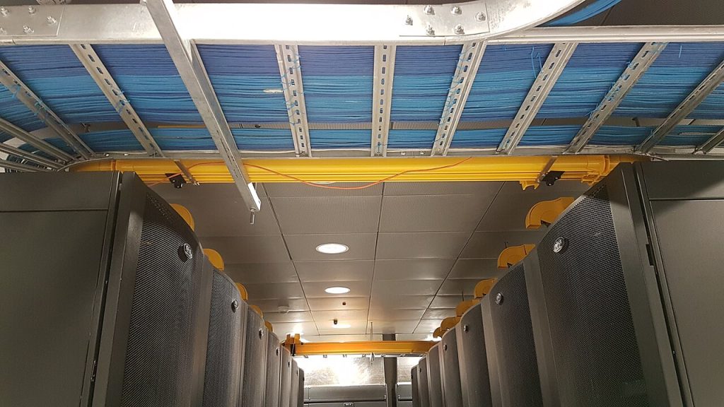 Sunucu odasında ağ ve bilgisayar donanımı