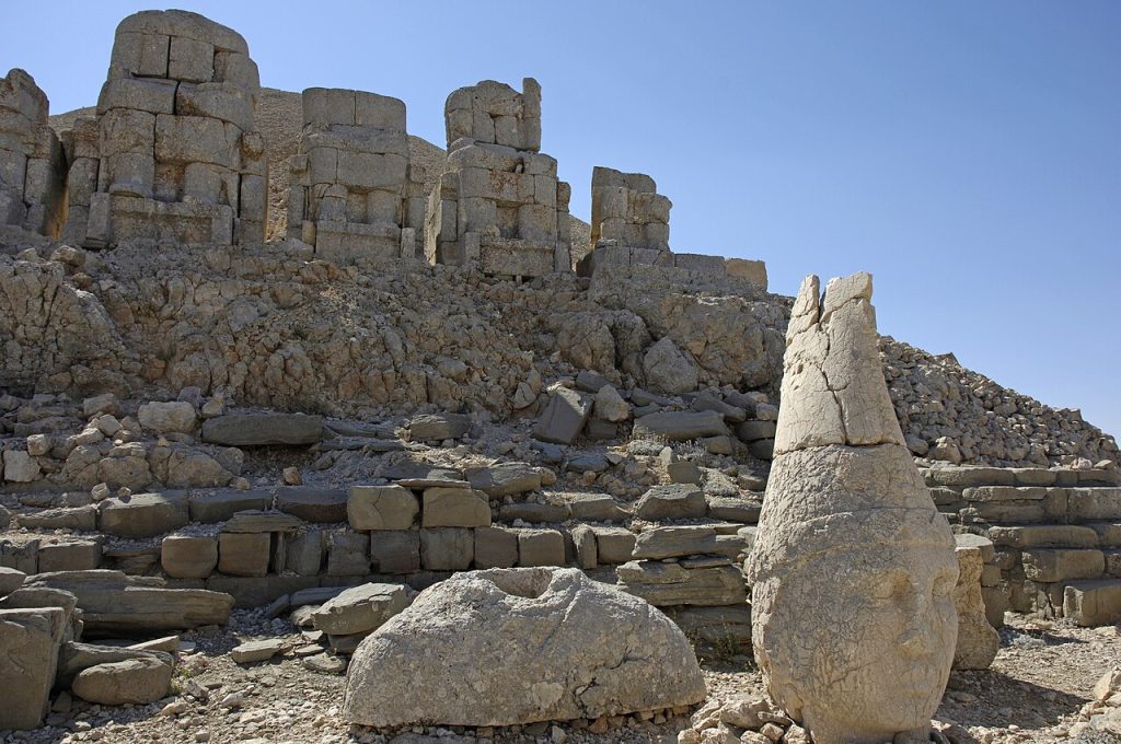 Nemrut Dağı anıtları ve taş heykeller