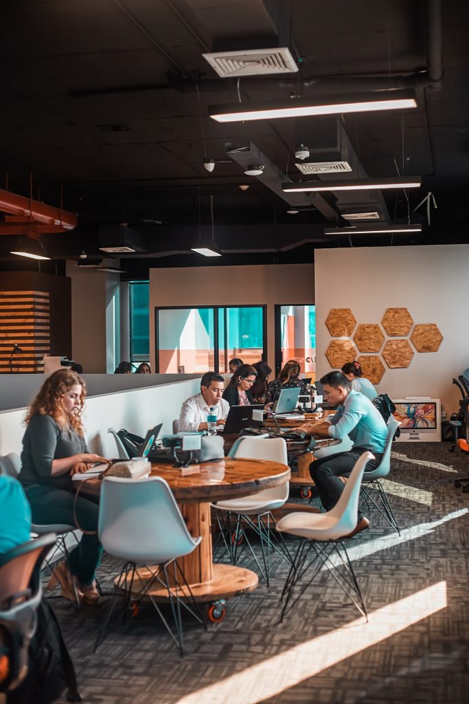 Ortak çalışma alanındaki masa ve ofis düzeni