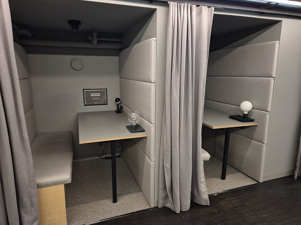 Ortak çalışma alanındaki masa ve ofis düzeni