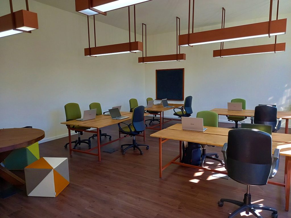 Ortak çalışma alanındaki masa ve ofis düzeni