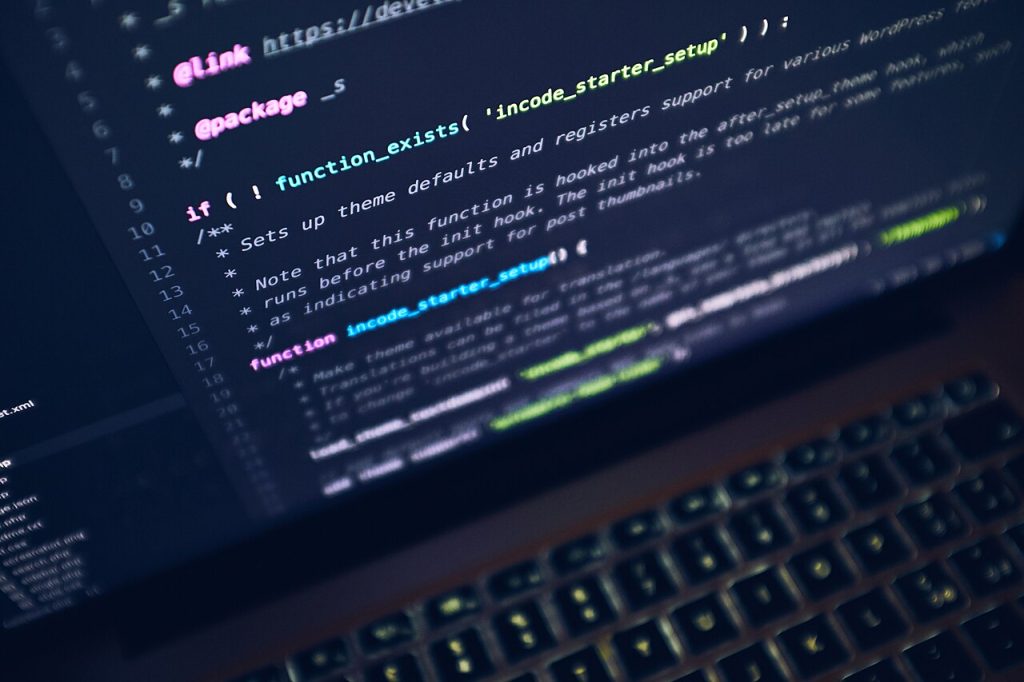 Ekranda programlama kodlarının yakın görünümü