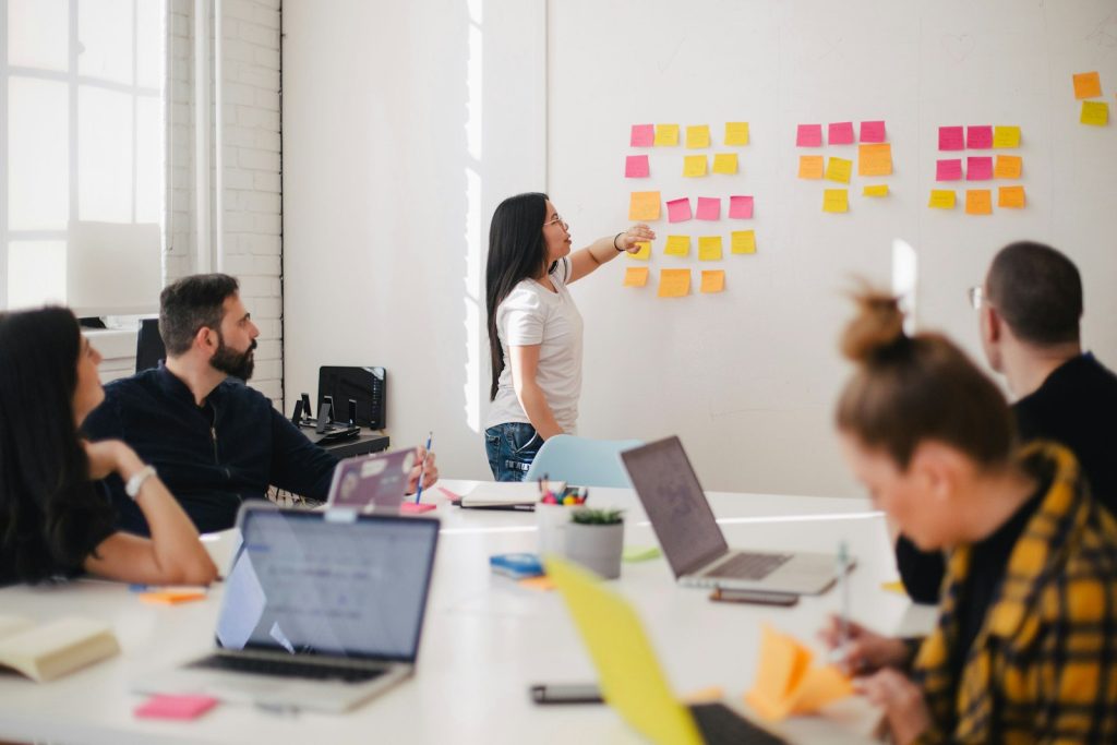 Bir proje planını birlikte değerlendiren ekip