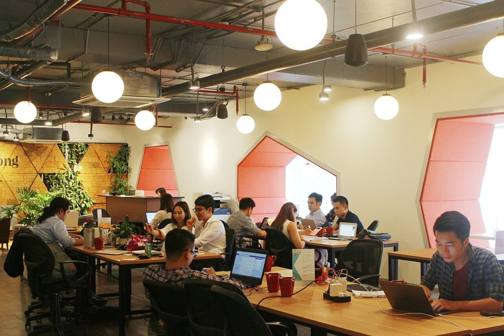 Ortak çalışma alanındaki masa ve ofis düzeni