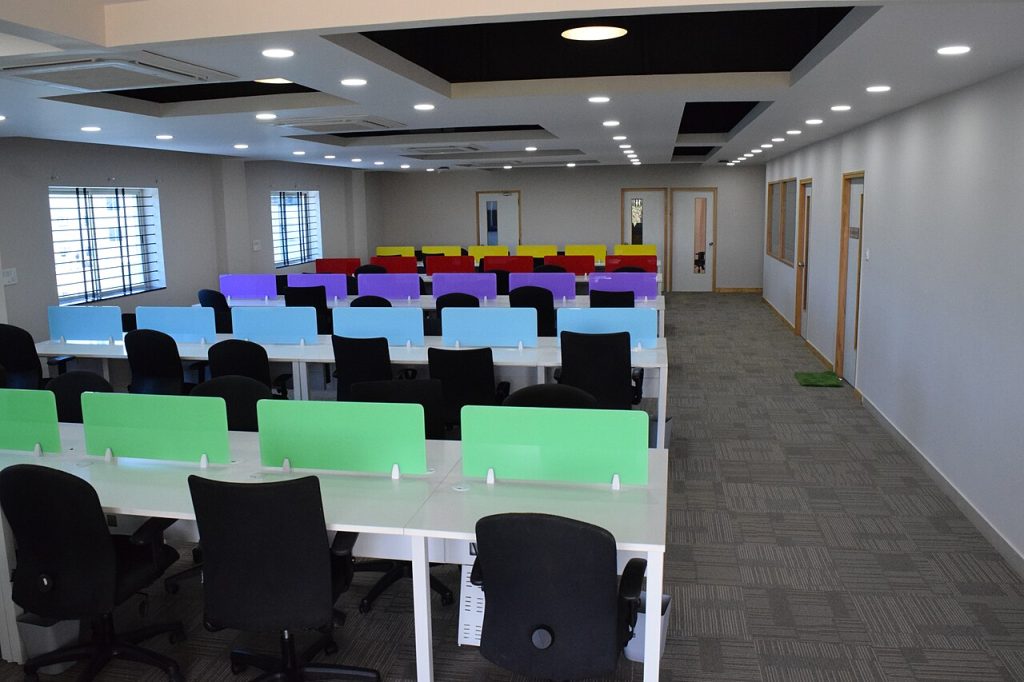 Ortak çalışma alanındaki masa ve ofis düzeni