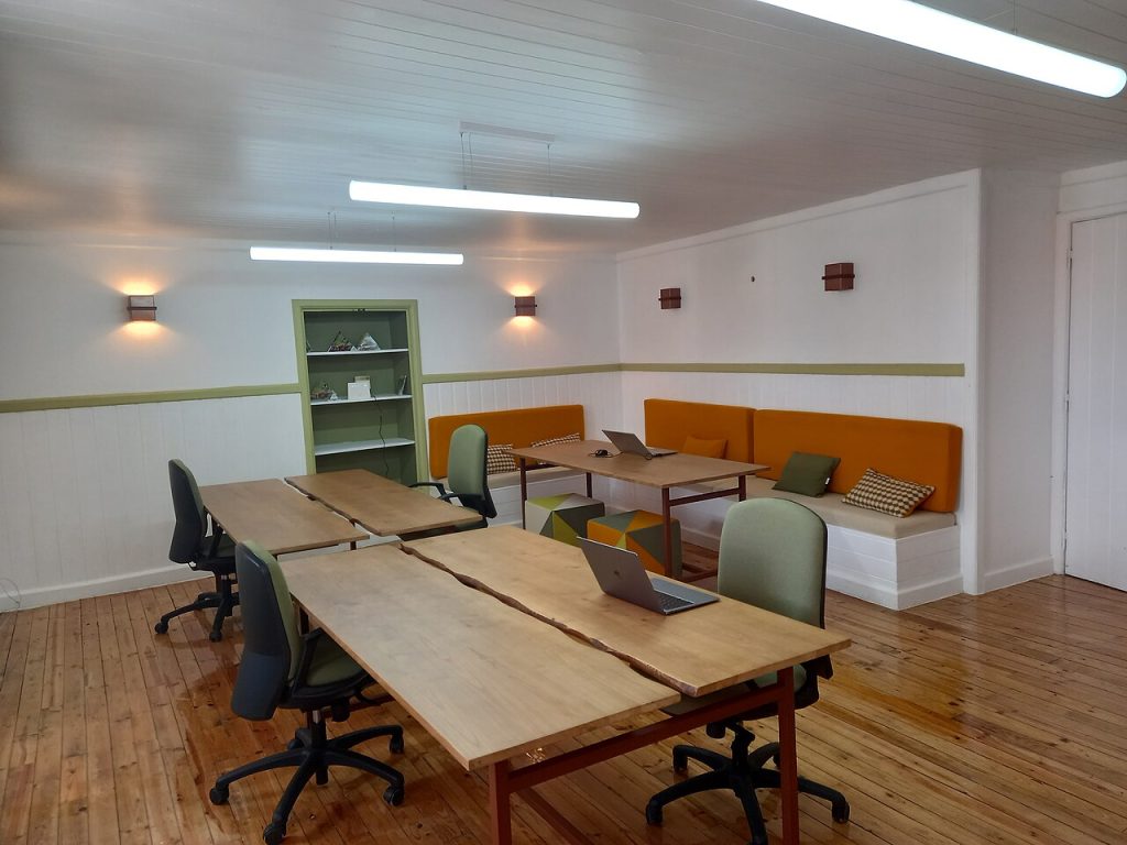 Ortak çalışma alanındaki masa ve ofis düzeni