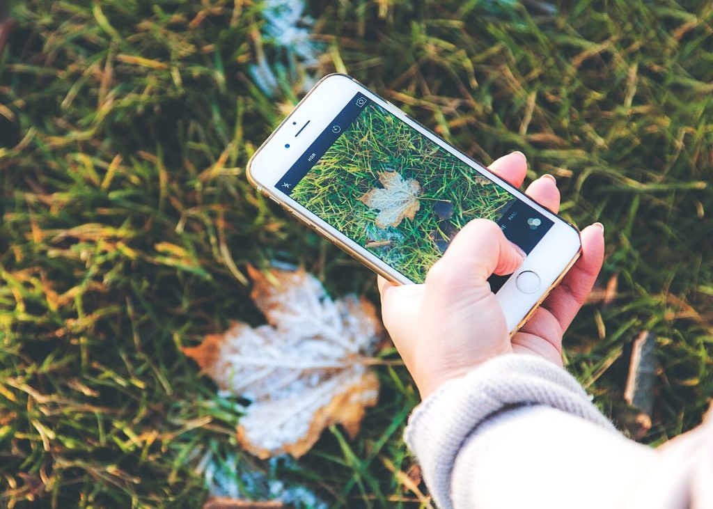 Doğal ortamda akıllı telefon kullanan kişi