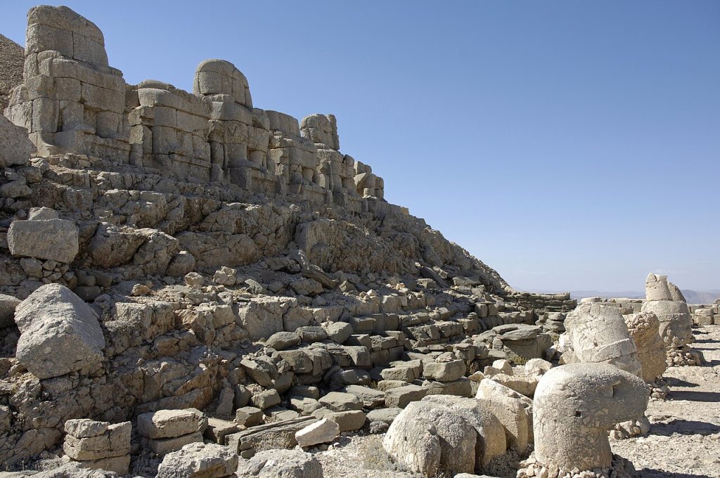 Nemrut Dağı anıtları ve taş heykeller
