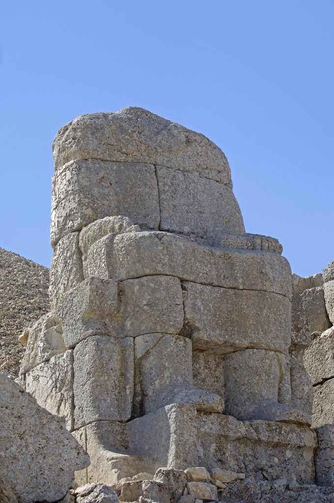 Nemrut Dağı anıtları ve taş heykeller