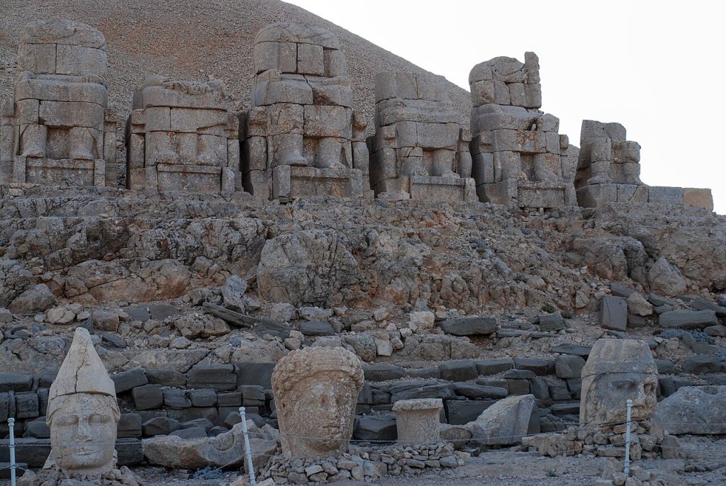 Nemrut Dağı anıtları ve taş heykeller