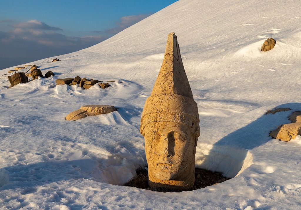 Nemrut Dağı anıtları ve taş heykeller