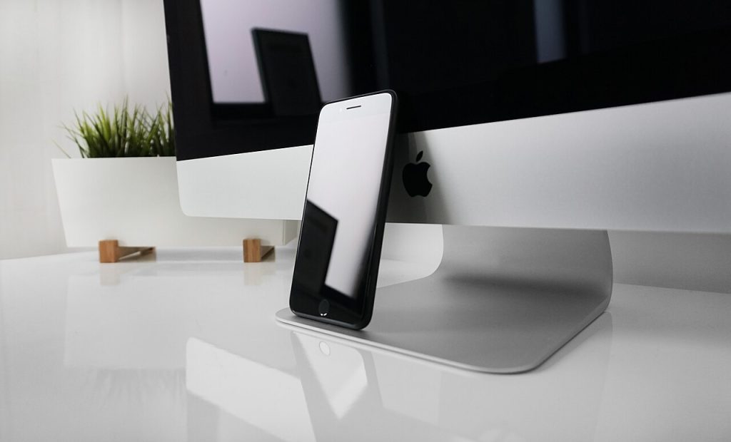 Masaüstü bilgisayar ve akıllı telefon