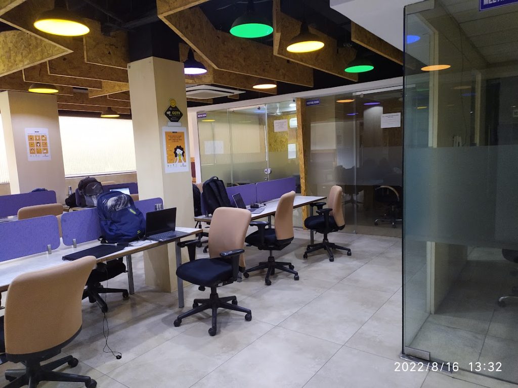 Ortak çalışma alanındaki masa ve ofis düzeni