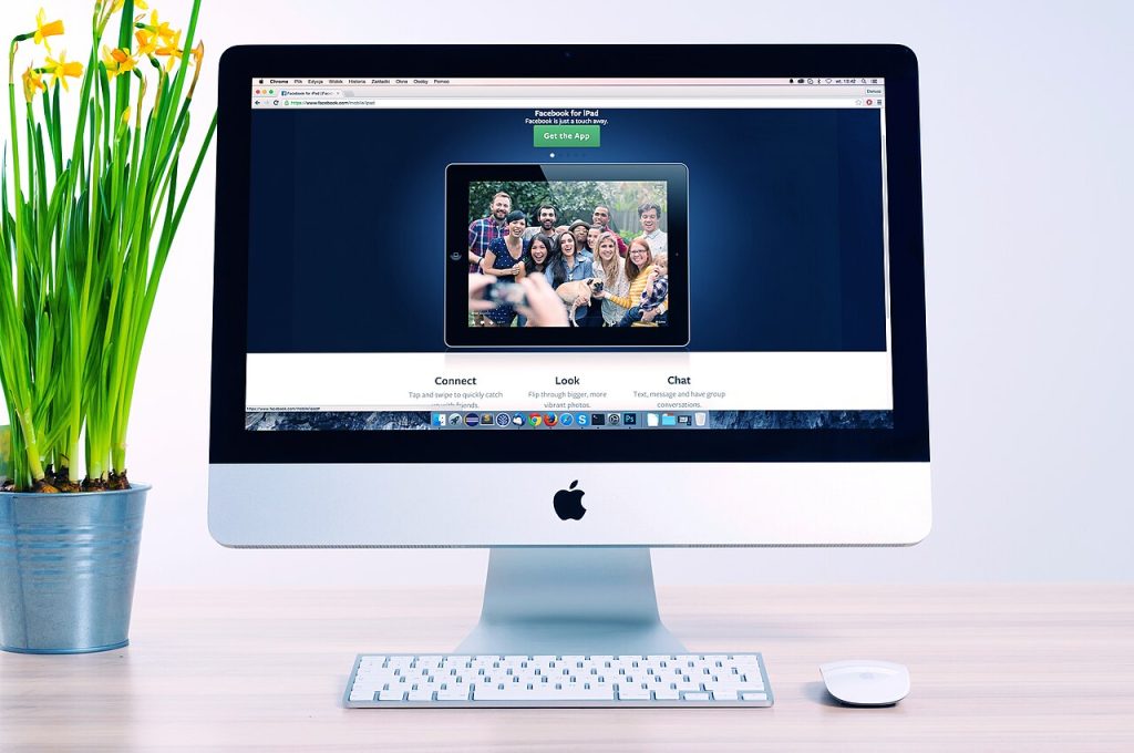 Bitkilerin yanında web sayfası gösteren ekran