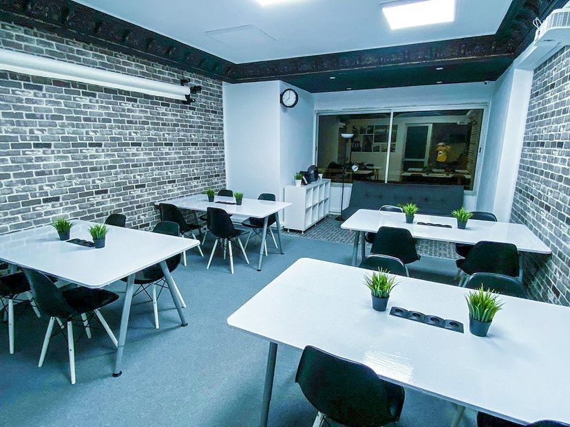 Ortak çalışma alanındaki masa ve ofis düzeni