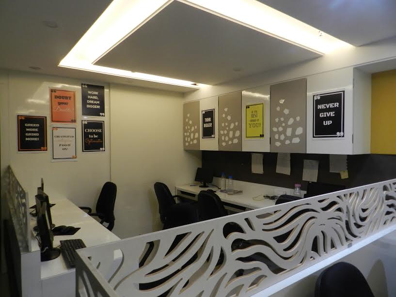 Ortak çalışma alanındaki masa ve ofis düzeni