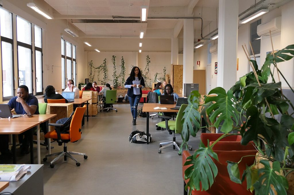 Ortak çalışma alanındaki masa ve ofis düzeni