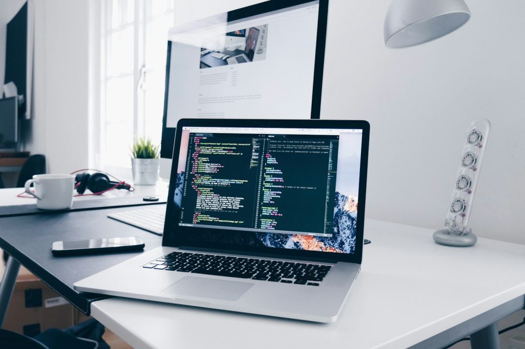 Web geliştirme için kullanılan dizüstü bilgisayar
