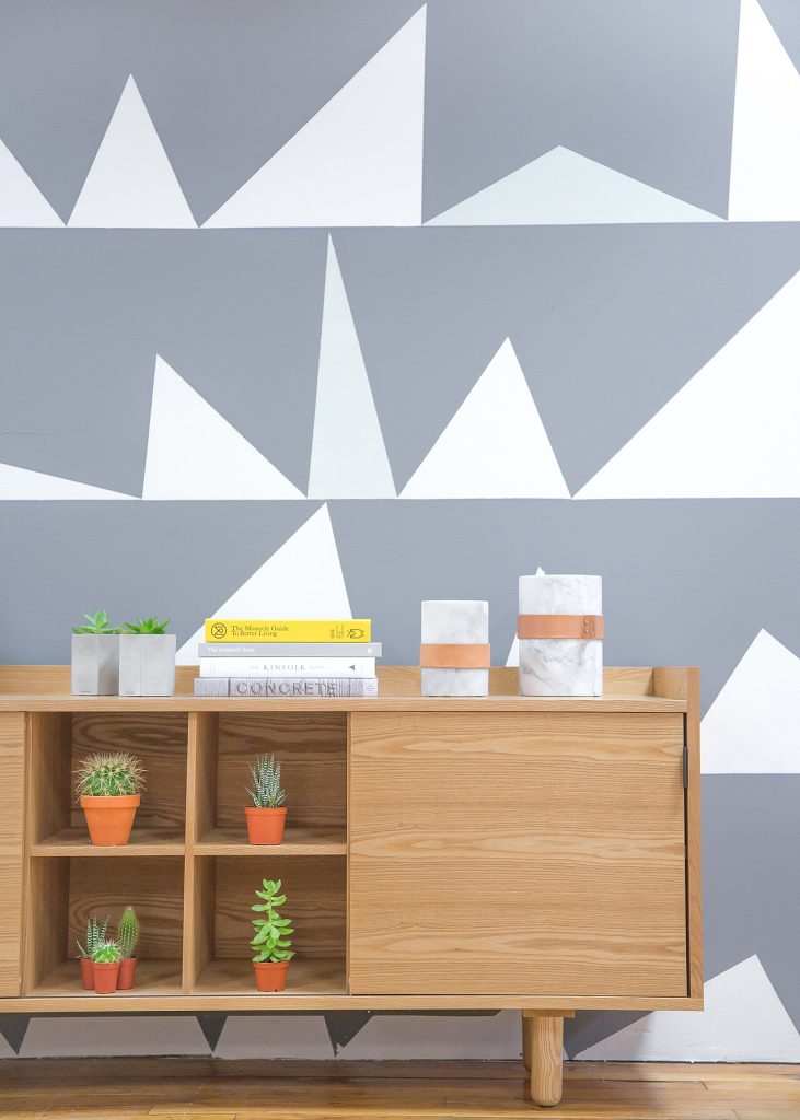 Geometrik duvar önünde tasarım çalışma masası