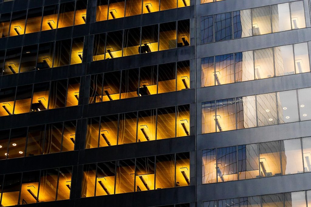 Gece ışıkları yanan ofis binası