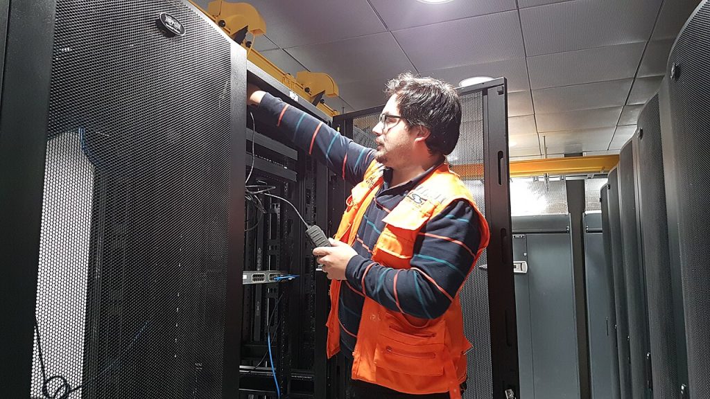 Sunucu odasında ağ ve bilgisayar donanımı