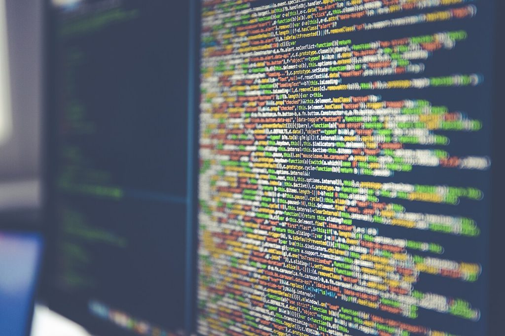 Bilgisayar ekranında renkli programlama kodları