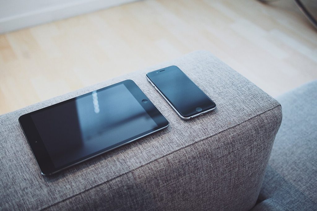 Koltuk üzerinde tablet ve akıllı telefon