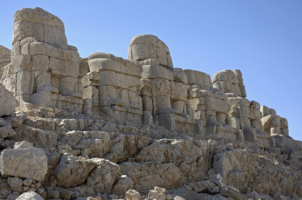 Nemrut Dağı anıtları ve taş heykeller