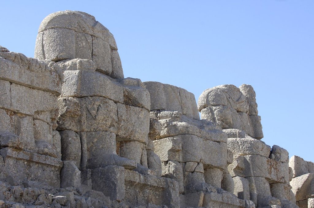 Nemrut Dağı anıtları ve taş heykeller