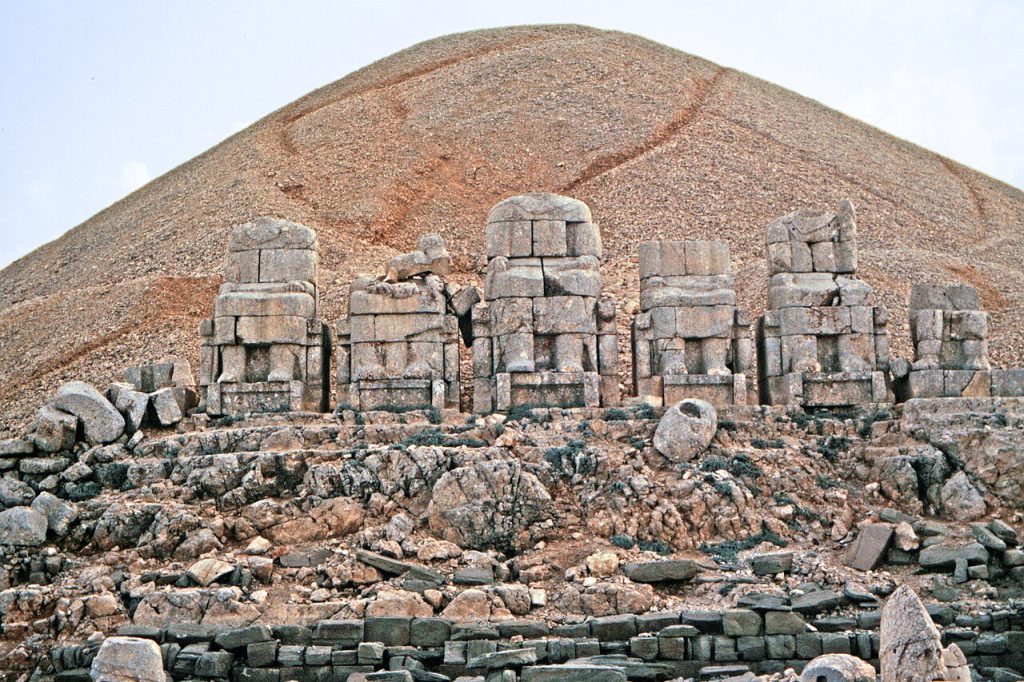 Nemrut Dağı anıtları ve taş heykeller