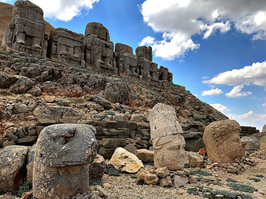 Nemrut Dağı anıtları ve taş heykeller