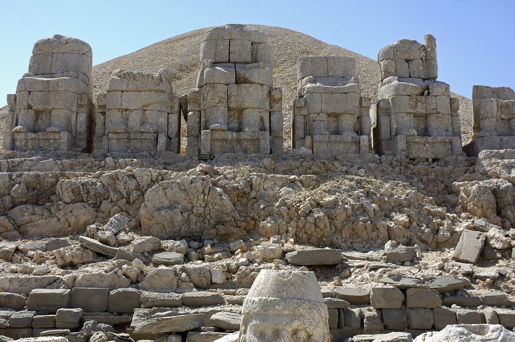 Nemrut Dağı anıtları ve taş heykeller
