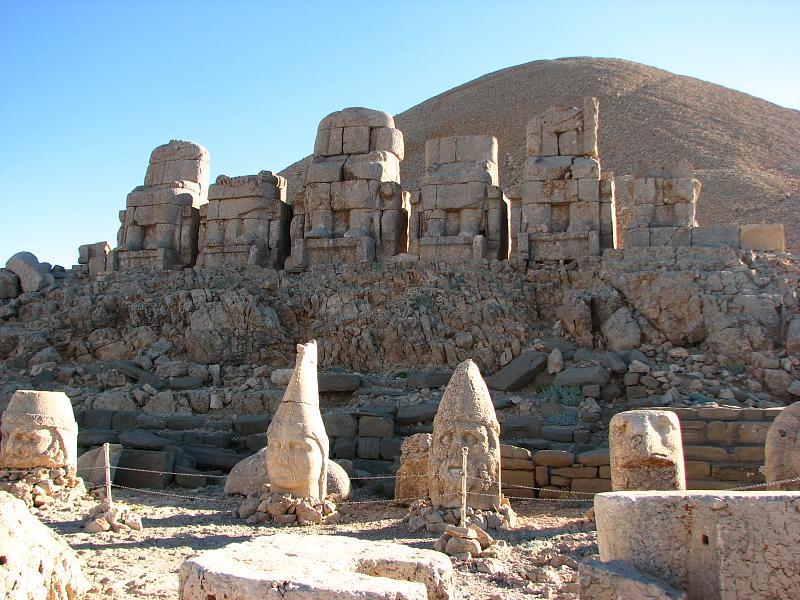 Nemrut Dağı anıtları ve taş heykeller