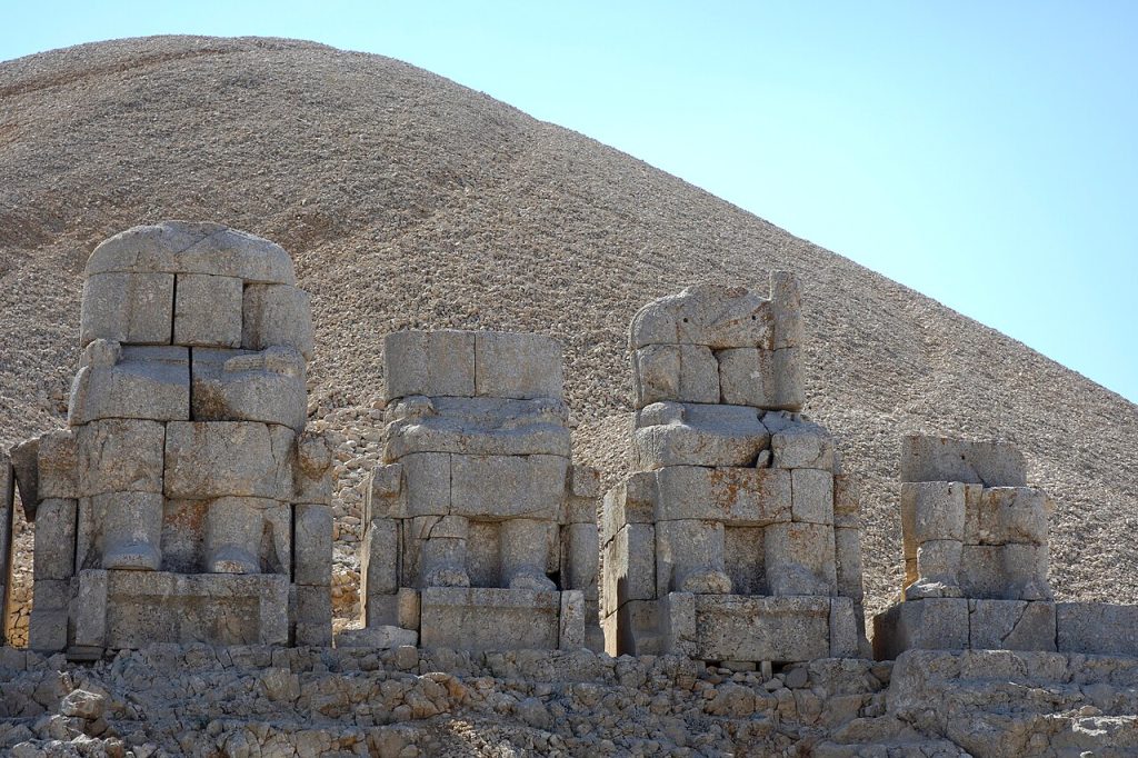 Nemrut Dağı anıtları ve taş heykeller
