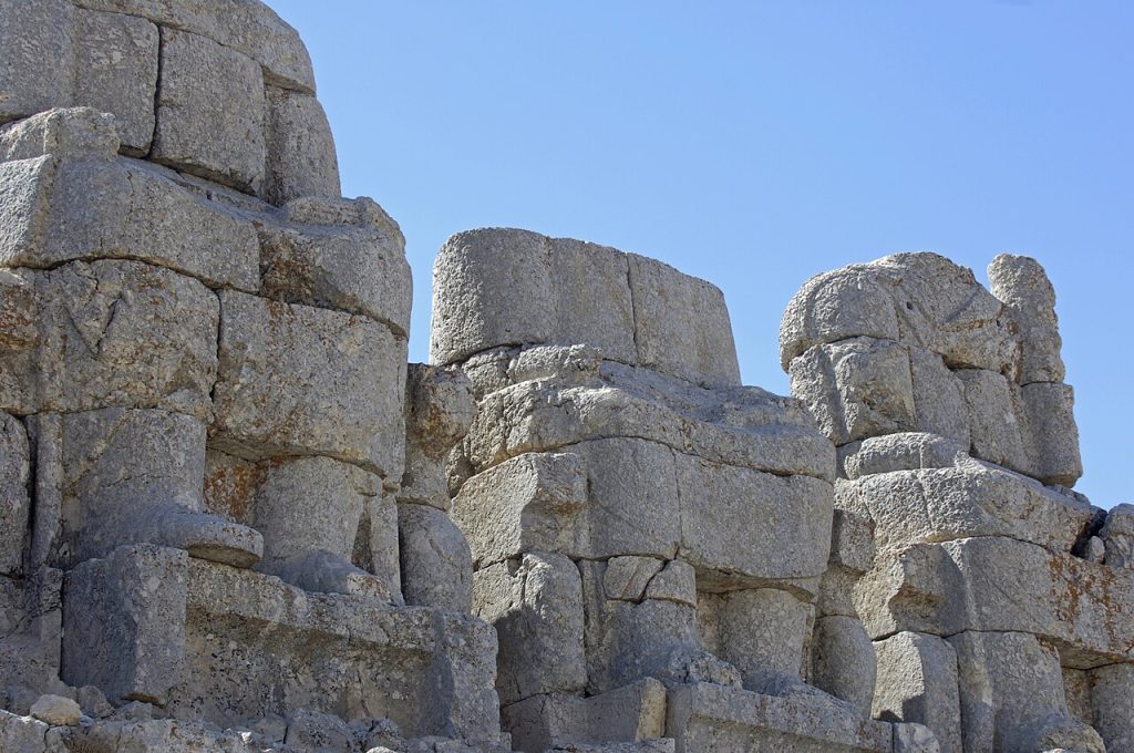 Nemrut Dağı anıtları ve taş heykeller
