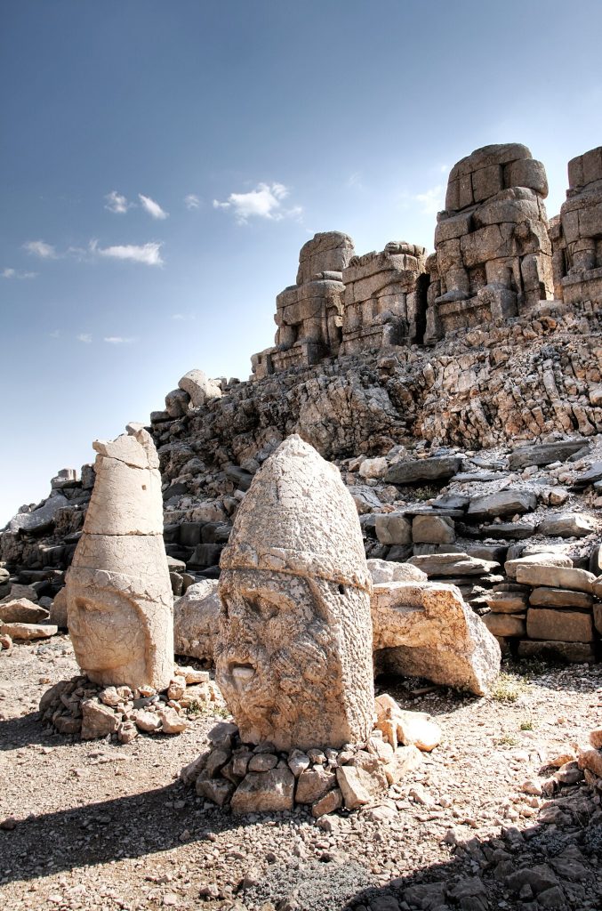 Nemrut Dağı anıtları ve taş heykeller