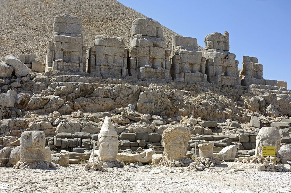 Nemrut Dağı anıtları ve taş heykeller