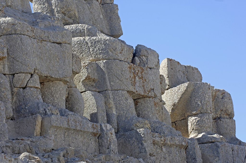 Nemrut Dağı anıtları ve taş heykeller